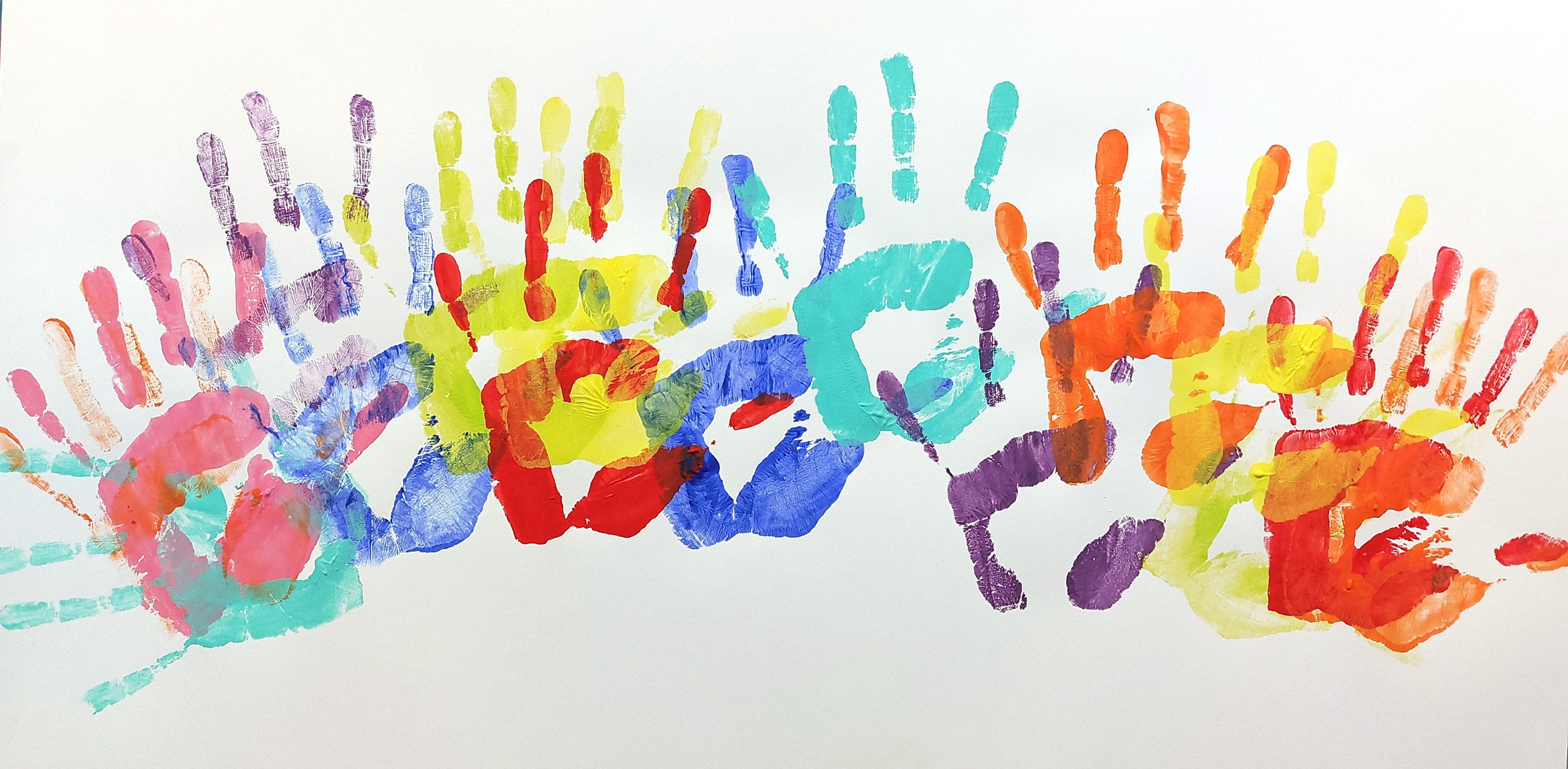 Verschiedene bunte Handabdrücke als Logo der Inklusion